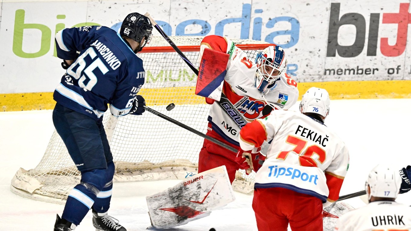Na snímke vľavo Tomáš Marcinko (Slovan) strieľa gól brankárovi Liptovského Mikuláša Danielovi Lebedeffovi (uprostred).