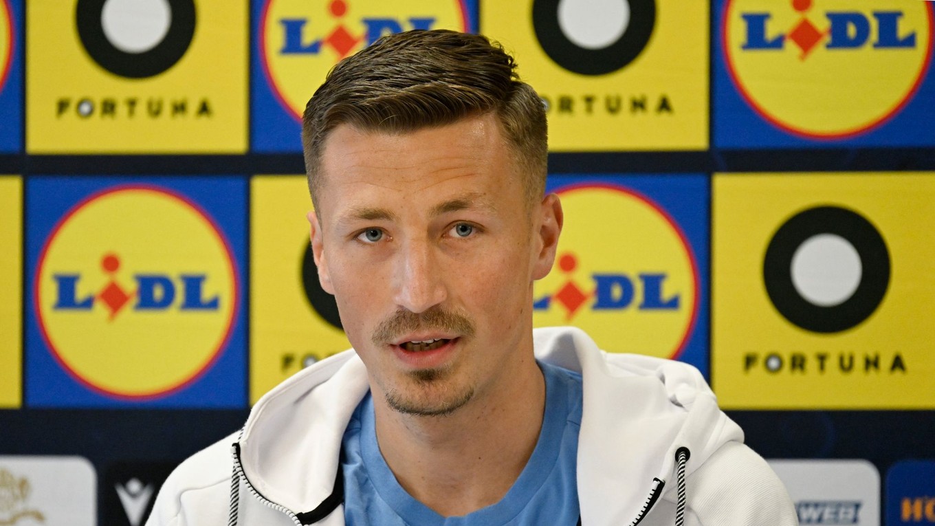 Futbalista Dávid Krčík počas tlačovej konferencie na zraze slovenskej futbalovej reprezentácie.