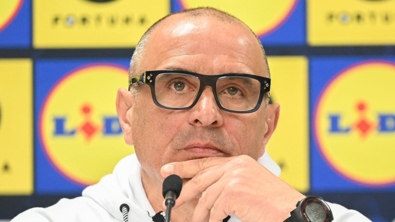 Na snímke tréner futbalistov Slovenska Francesco Calzona počas tlačovej konferencie.