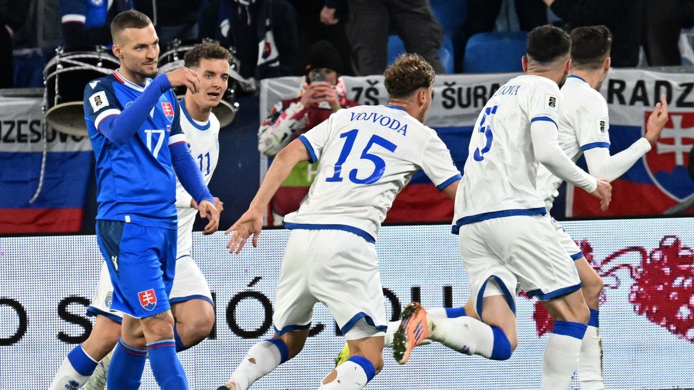 Na snímke kosovskí futalisti sa tešia z gólu na 1:1, vľavo hráč Slovenska Lukáš Haraslín počas semifinále európskej baráže.