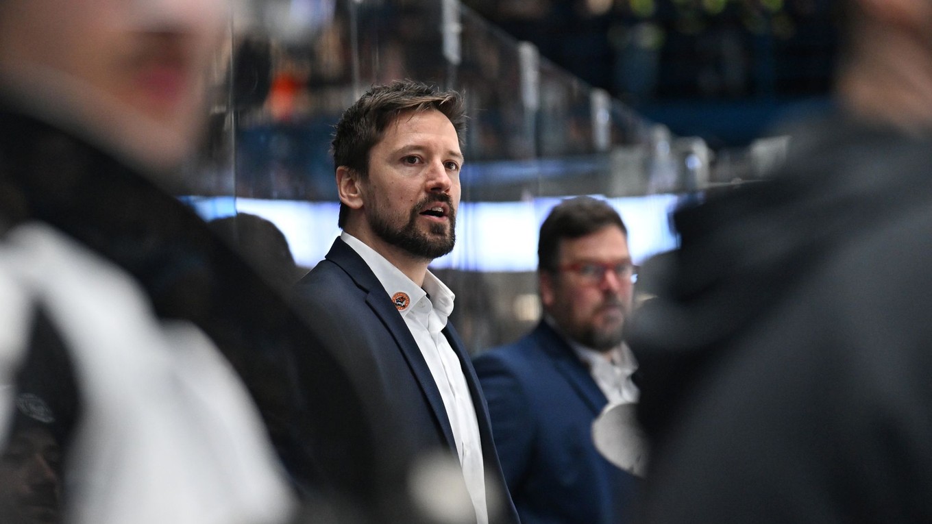 Na snímke tréner Michaloviec Erik Čaládi počas siedmeho zápasu štvrťfinále play-off.