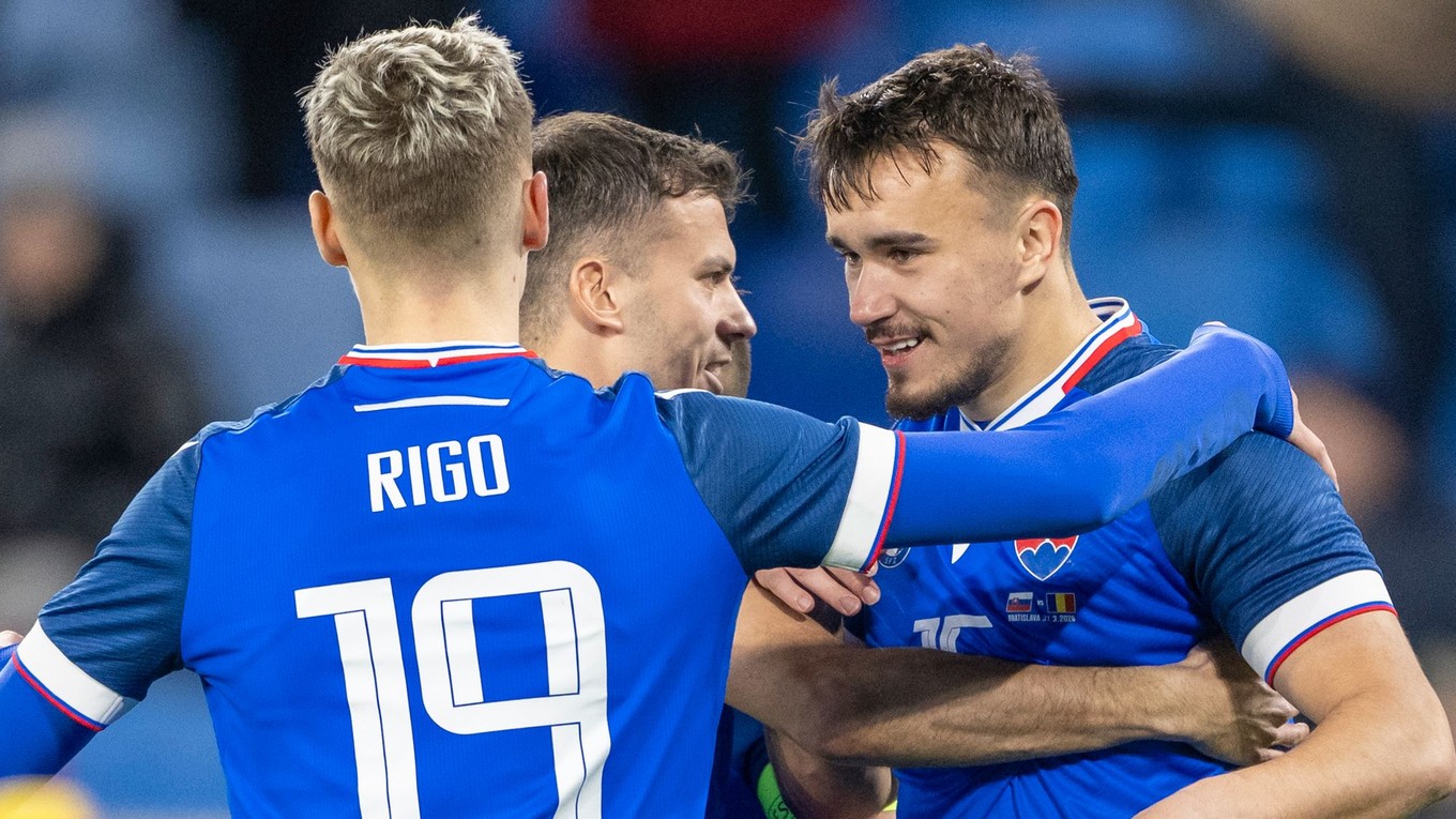 Na snímke sprava strelec gólu David Strelec, László Bénes a Tomáš Rigo (Slovensko) počas prípravného zápasu medzi Slovenskom a Rumunskom .