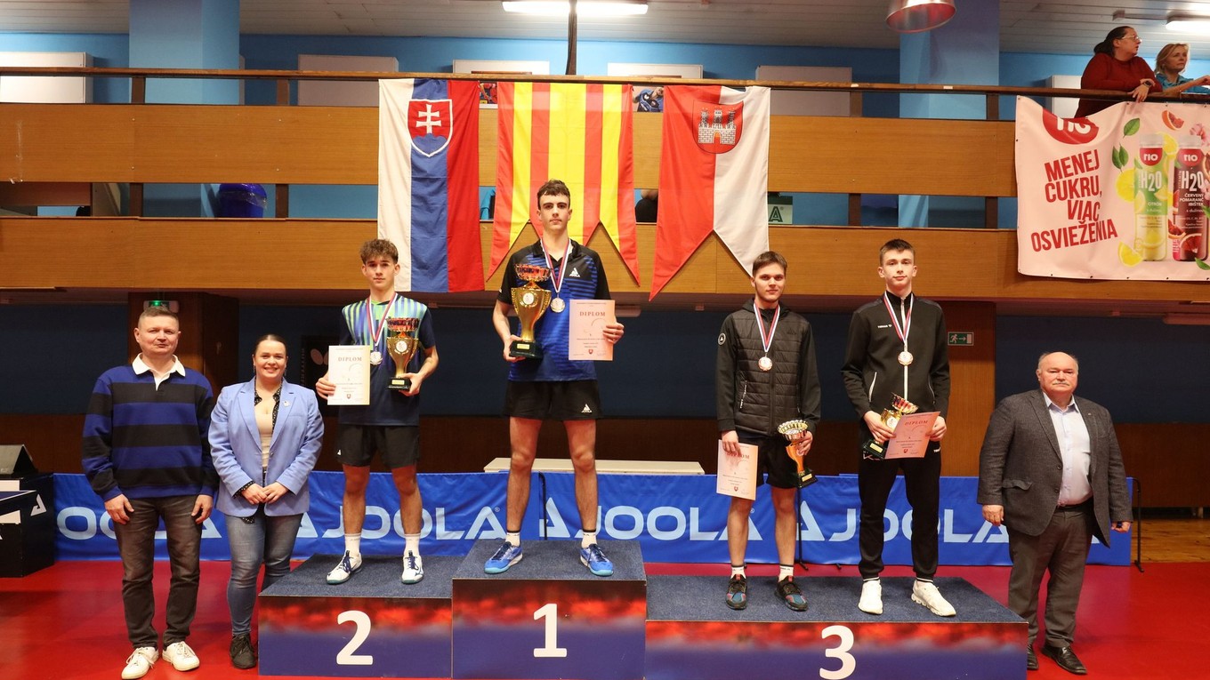 Stupeň víťazov medzi mužmi. Mychajlo Lovha sa teší z titulu.