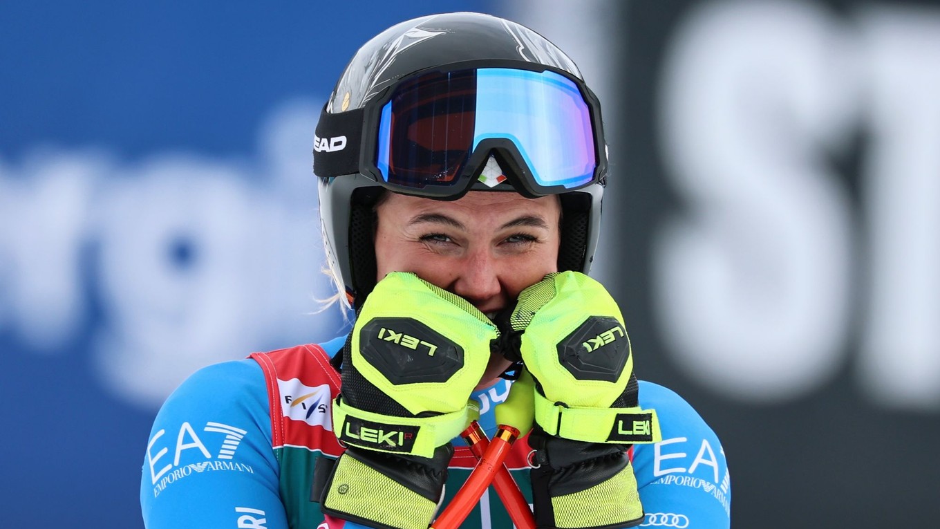 Talianka Laura Pirovanová oslavuje víťazstvo a malý glóbus.