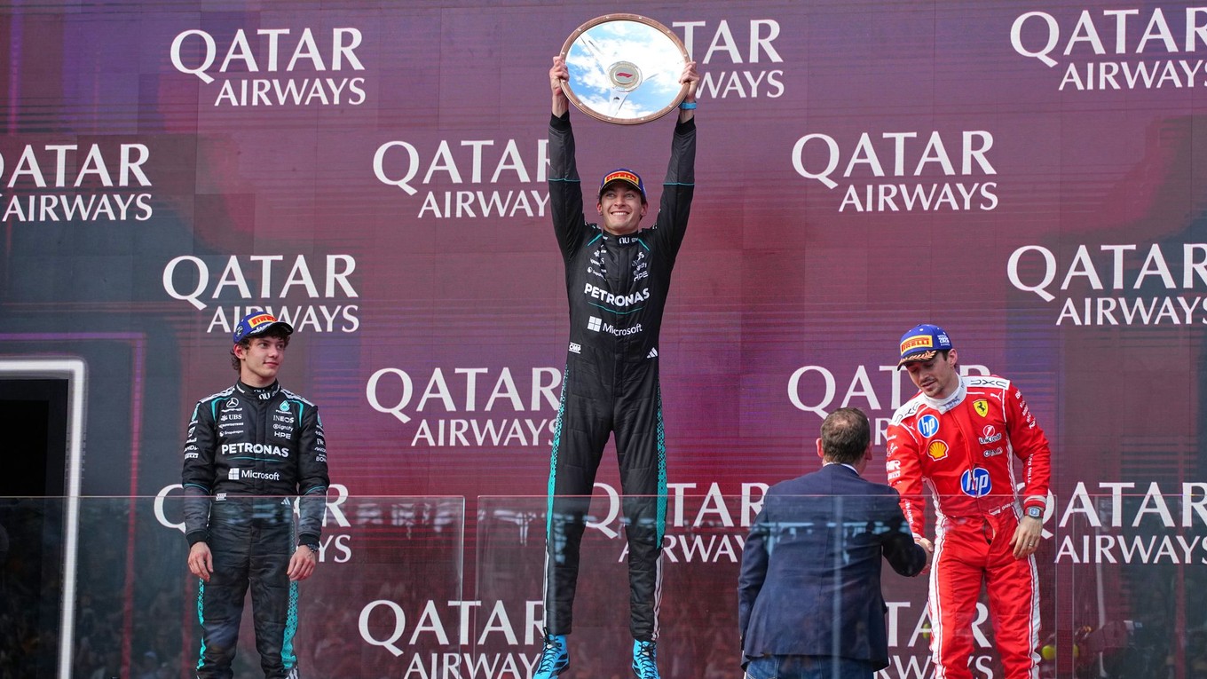 George Russell, Andrea Kimi Antonelli a Charles Leclerc po Veľkej cene Austrálie 2026. 