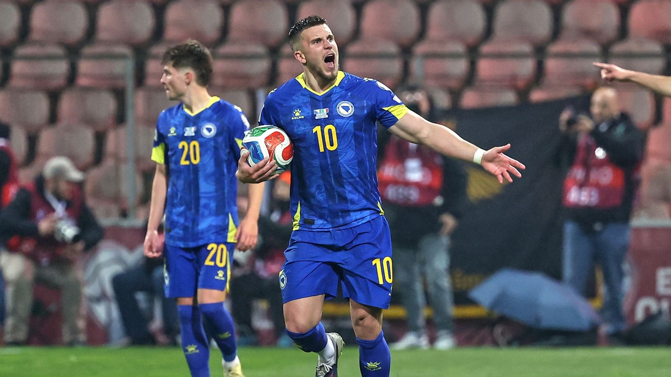 Na snímke hráč Bosny a Hercegoviny Ermedin Demirovič sa raduje z gólu.