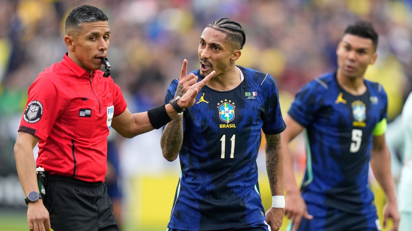 Raphinha (v strede) v drese Brazílie.