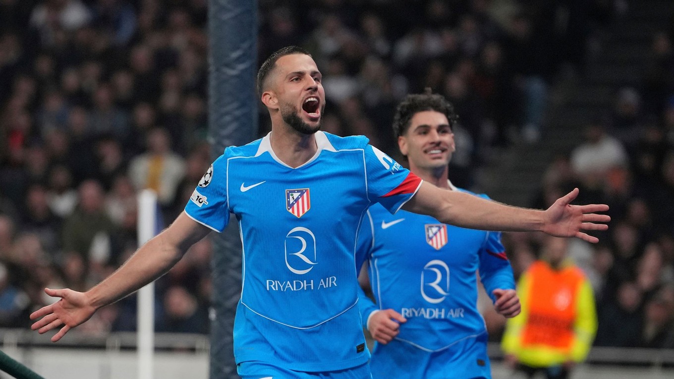 Dávid Hancko oslavuje gól do siete Tottenhamu.