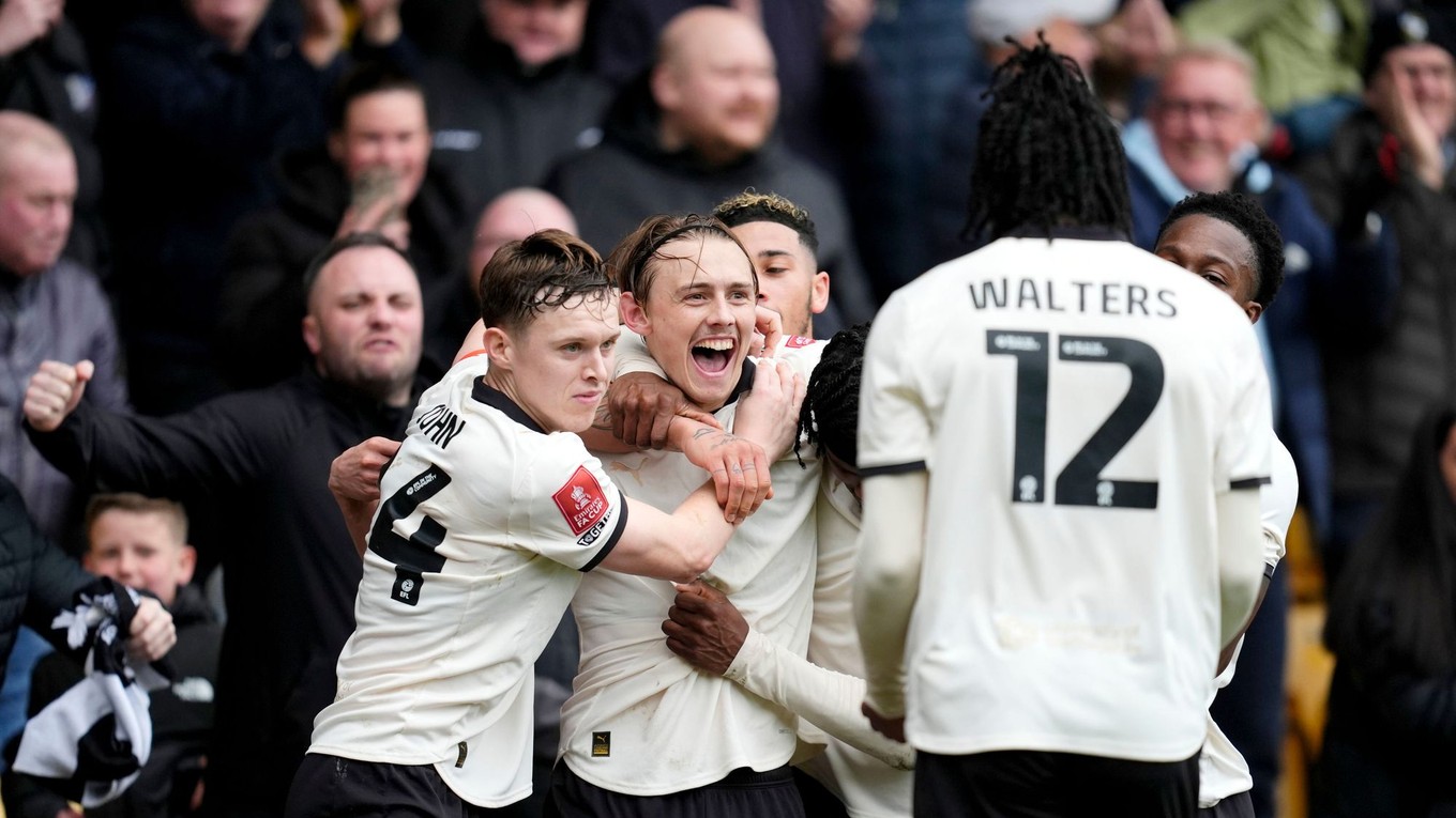 Hráči Port Vale oslavujú gól proti Sunderlandu.