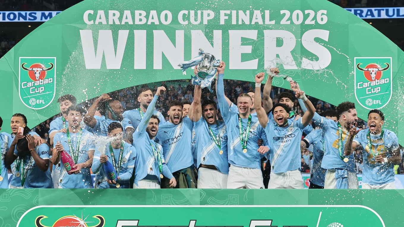 Futbalisti Manchestru City oslavujú zisk Ligového pohára