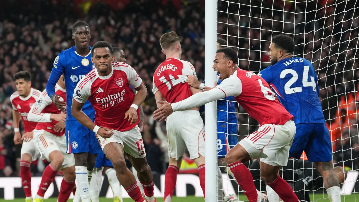 Jurrien Timber oslavuje víťazný gól Arsenalu.