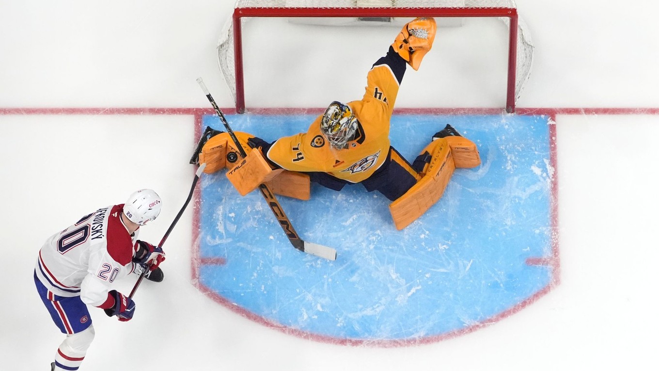 Brankár Juuse Saros (74) chytil zakončenie Juraja Slafkovského (20).