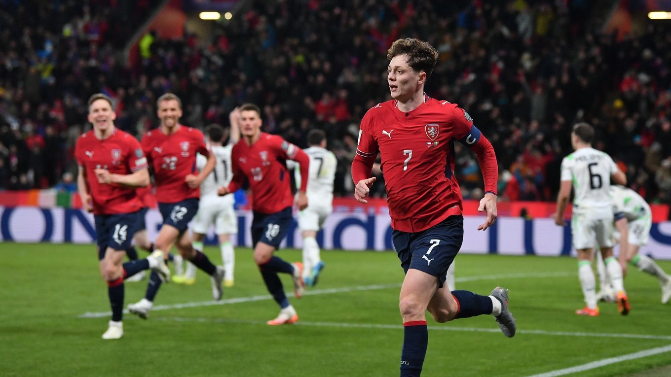 Kapitán Česka Ladislav Krejčí sa teší z gólu proti Írsku.