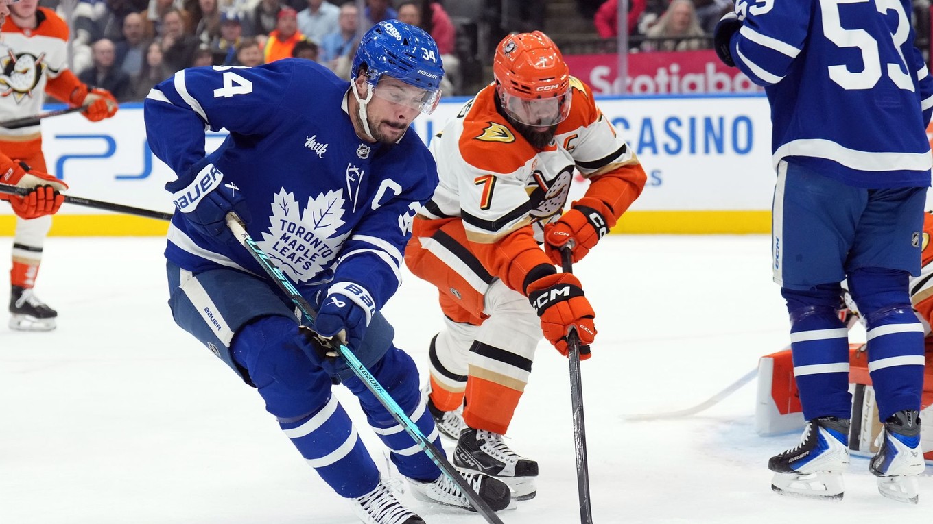 Auston Matthews a Radko Gudas.