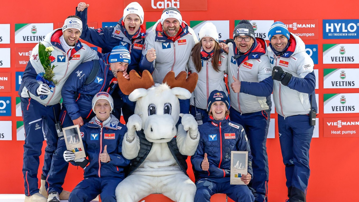 Rakúski skokani oslavujú triumf v Lahti.