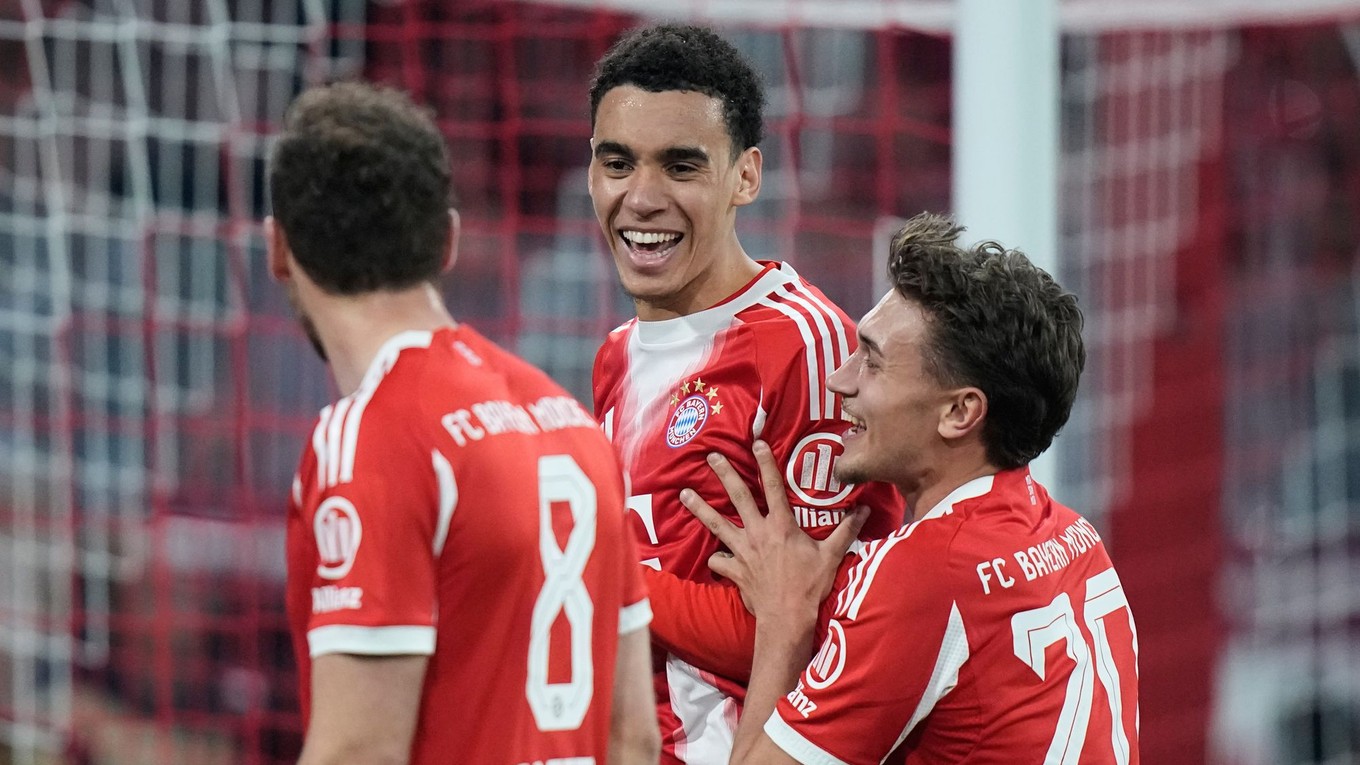 Hráči Bayernu oslavujú gól