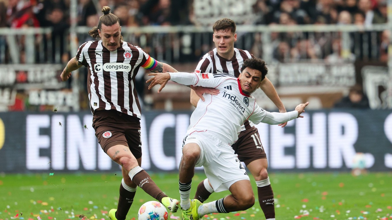 Momentka zo zápasu St. Pauli - Frankfurt.