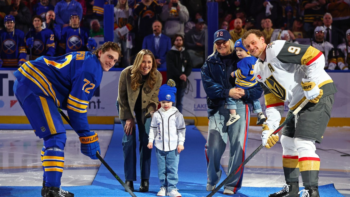 Hokejista Buffala Sabres Tage Thompson (72) a hráč Vegasu Golden Knights  Jack Eichel (9) pózujú počas slávnostného vhadzovania pred zápasom.