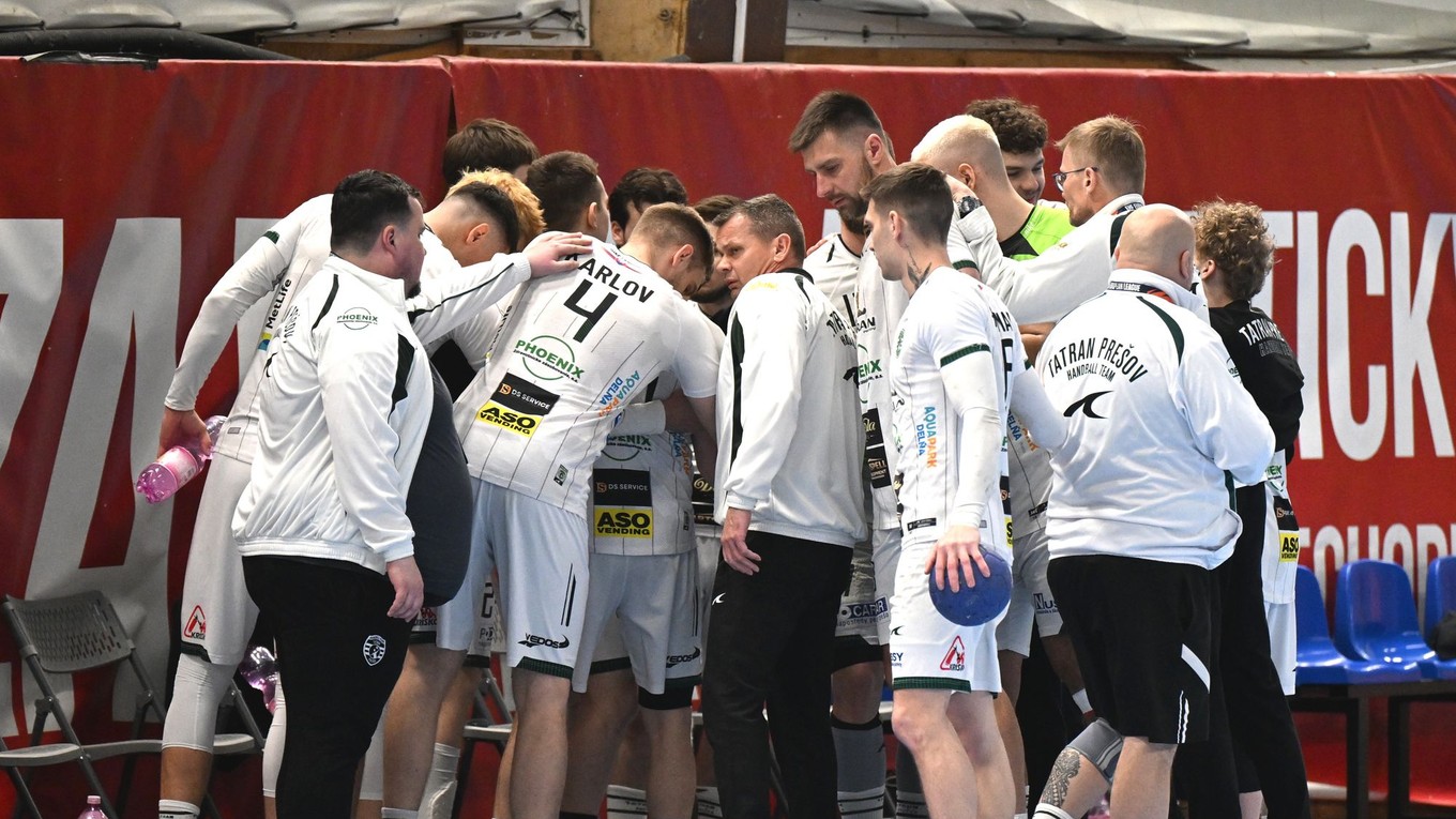 Hráči Prešova počas zápasu 6. kola nadstavbovej časti Niké handball Extraligy, skupina o 1.-6. miesto medzi HK Košice - Tatran Prešov.