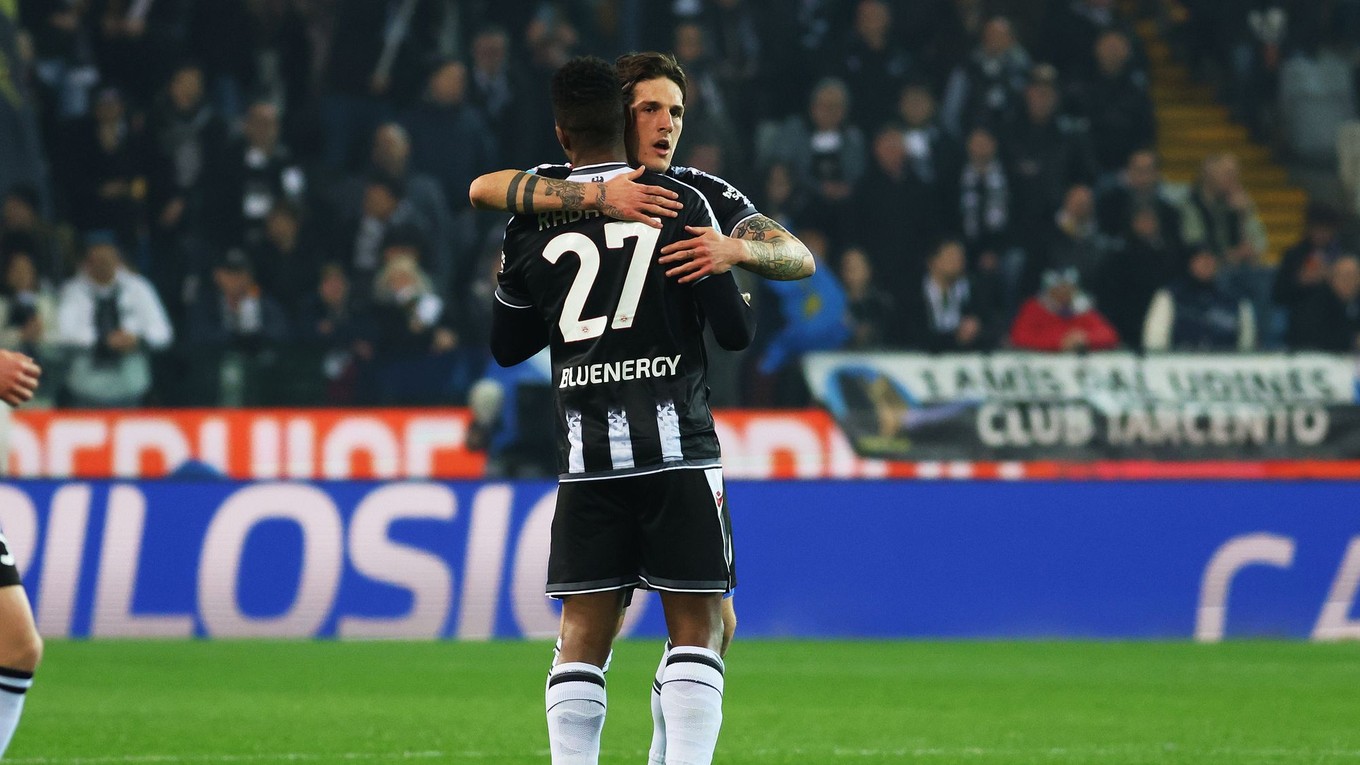 Radosť hráčov Udinese z gólu v zápase proti Fiorentine.