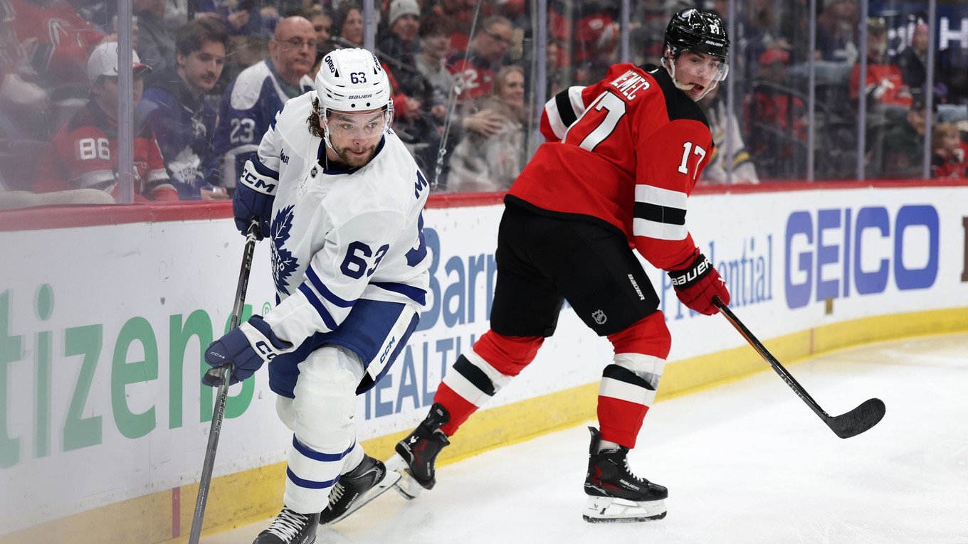 Útočník Toronta Matias MacCelli (63) kontroluje puk popri obrancovi tímu New Jersey Devils Šimonovi Nemcovi (17).