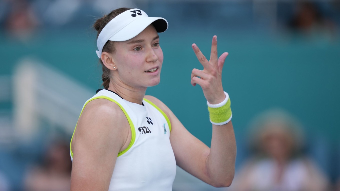 Kazašská tenistka Jelena Rybakinová reaguje vo štvrťfinále ženskej dvojhry.