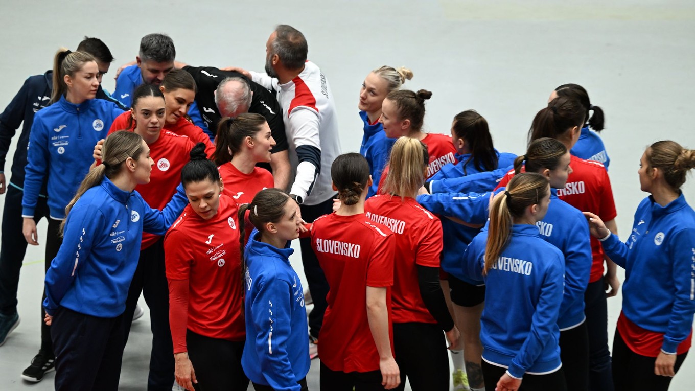 Na snímke tréner slovenskej ženskej hádzanárskej reprezentácie Jan Beňadik (uprostred) a hráčky.