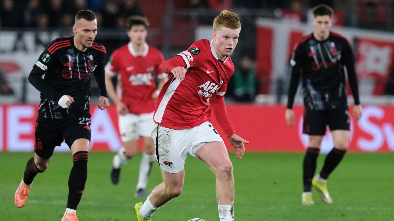 Kapitán Sparty Lukáš Haraslín (vľavo) a hráč Alkmaaru Kees Smit v prvom zápase osemfinále.