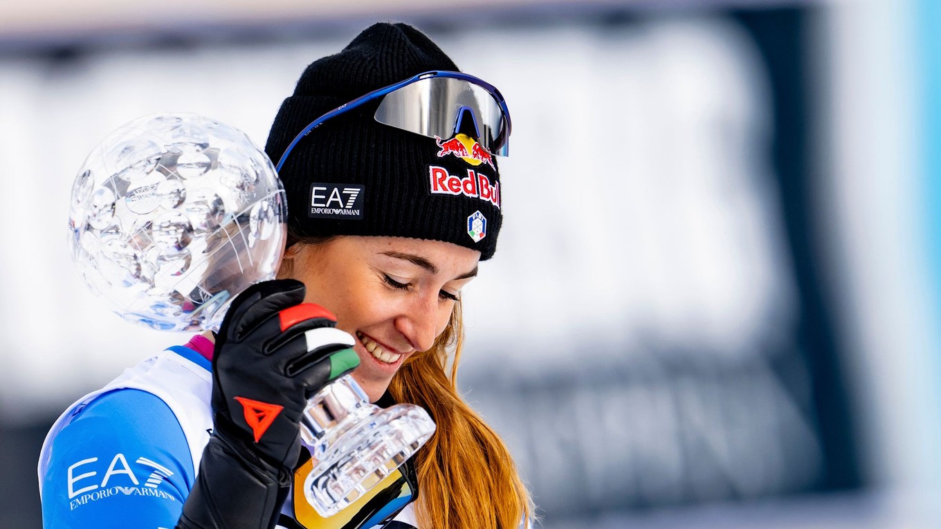 Talianska lyžiarka Sofia Goggiová drží krištáľový glóbus za titul v disciplíne super-G.