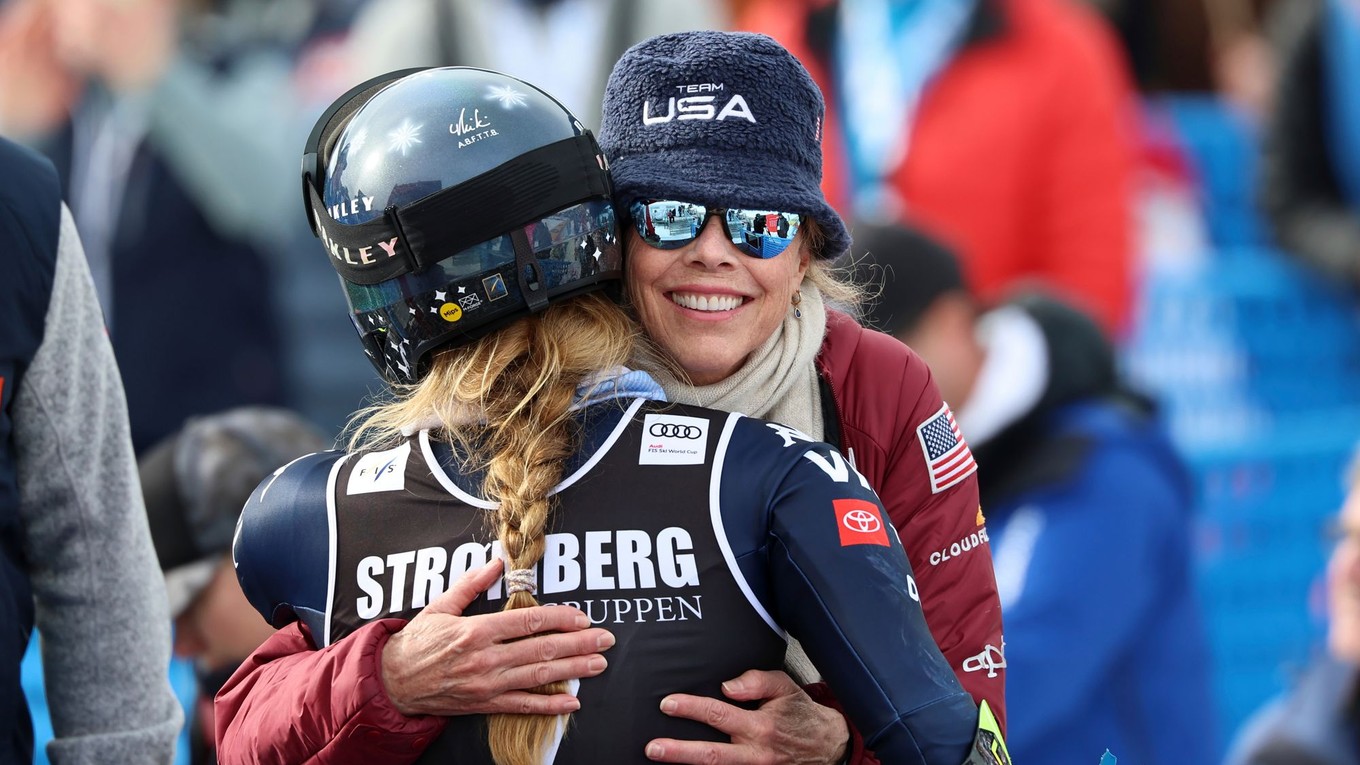 Americká lyžiarka Mikaela Shiffrinová (vľavo) sa objíma so svojou matkou Eileen.