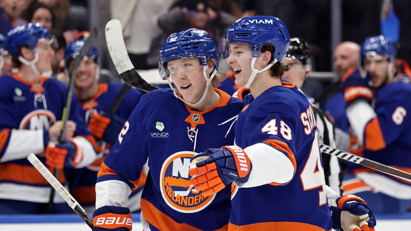 New York Islanders oslavujú gól.