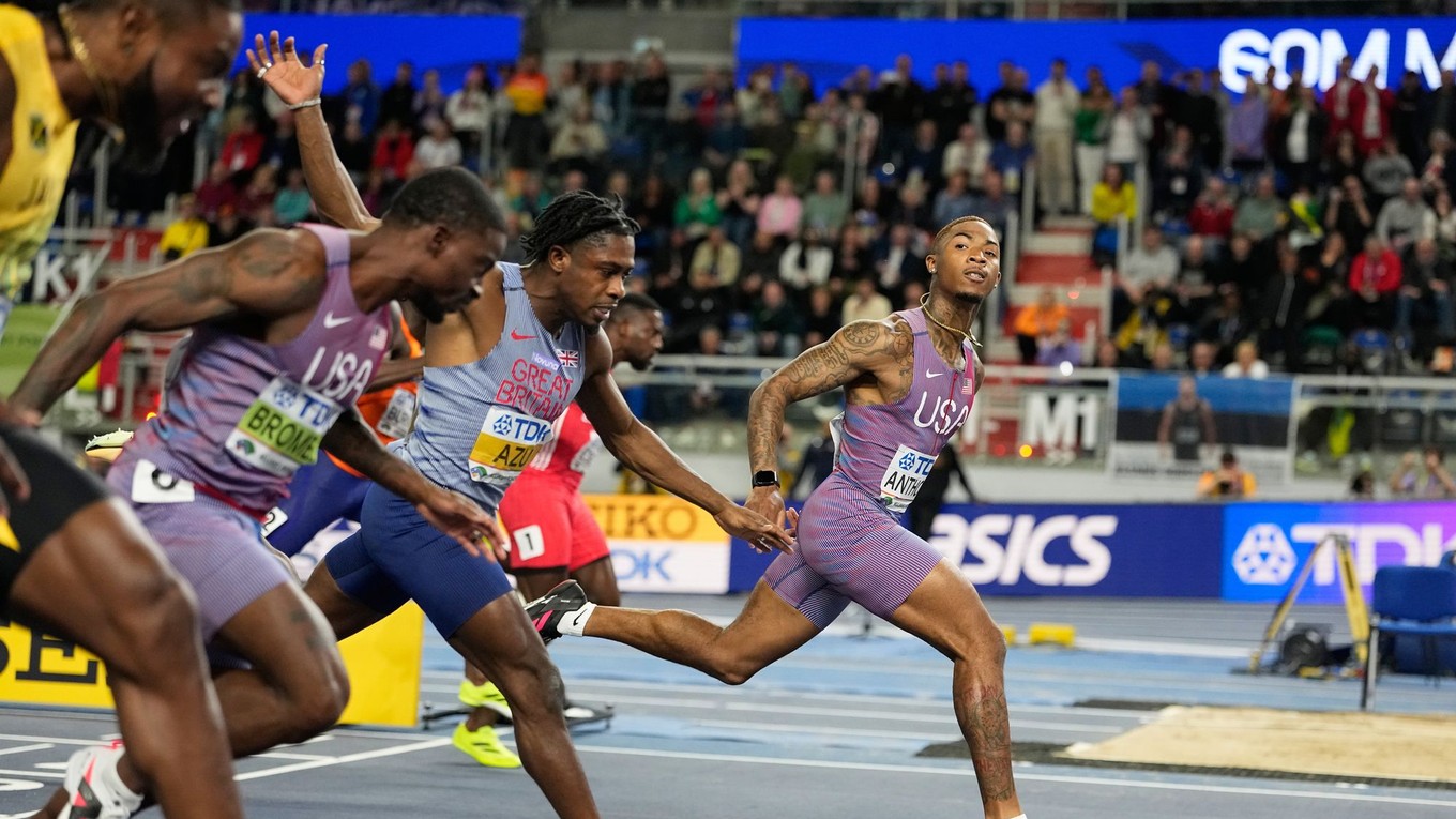 Americký atlét Jordan Anthony (vpravo) víťazí vo finále v behu na 60 m na halových MS v poľskej Toruni.