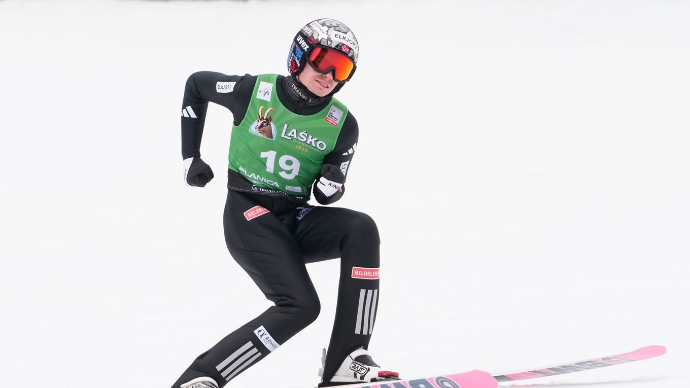 Nór Marius Lindvik po triumfe.