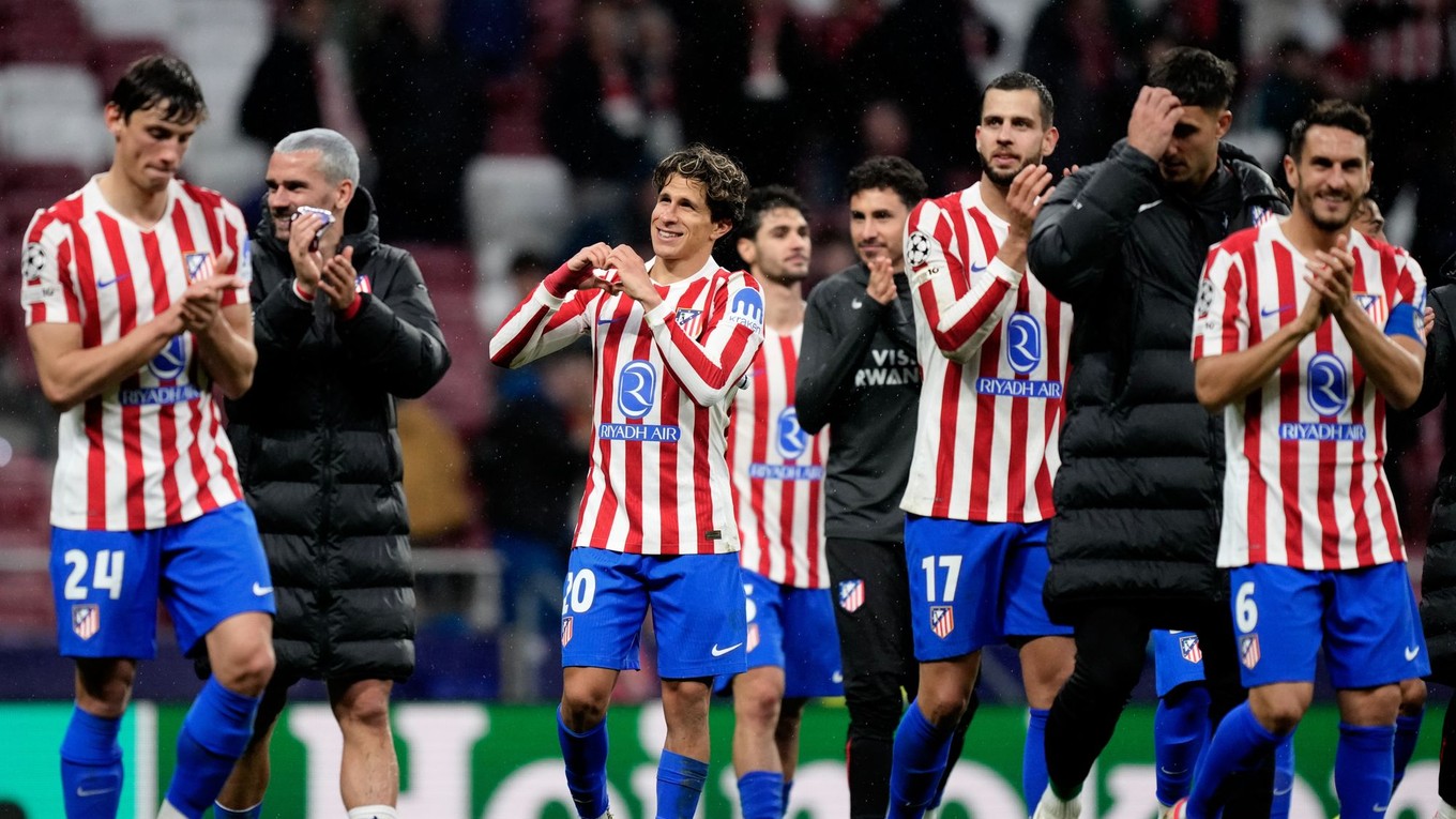 Hráči Atlético Madrid zdravia svojich fanúšikov.