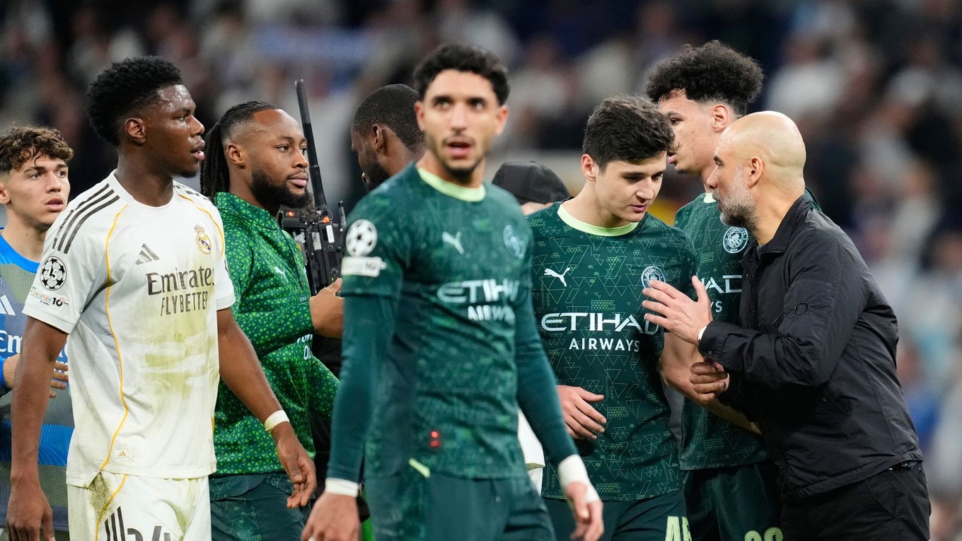 Tréner Pep Guardiola z Manchester City hovorí so svojimi hráčmi po prvom zápase osemfinále.