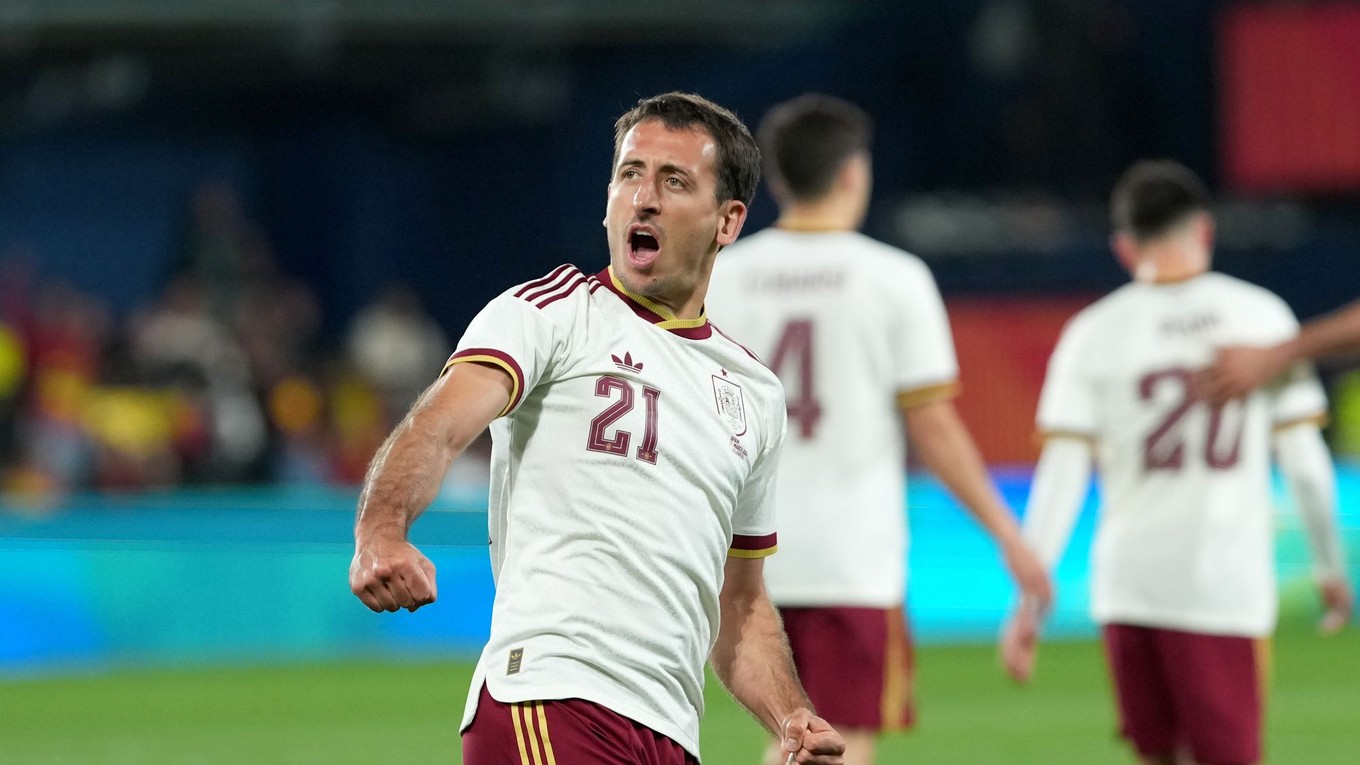 Mikel Oyarzabal oslavuje gól proti Srbsku.