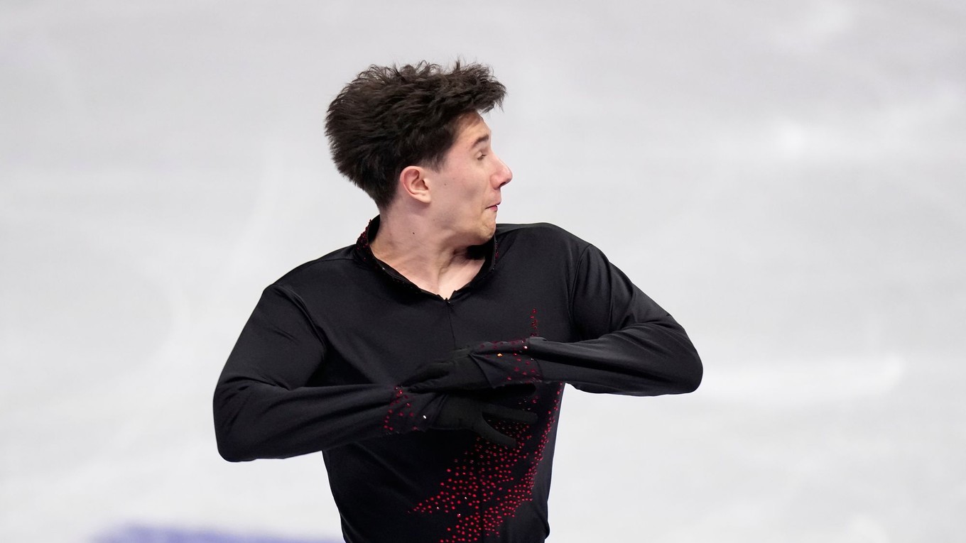 Slovenský krasokorčuliar Adam Hagara počas krátkeho programu mužov na majstrovstvách sveta v krasokorčuľovaní v Prahe.