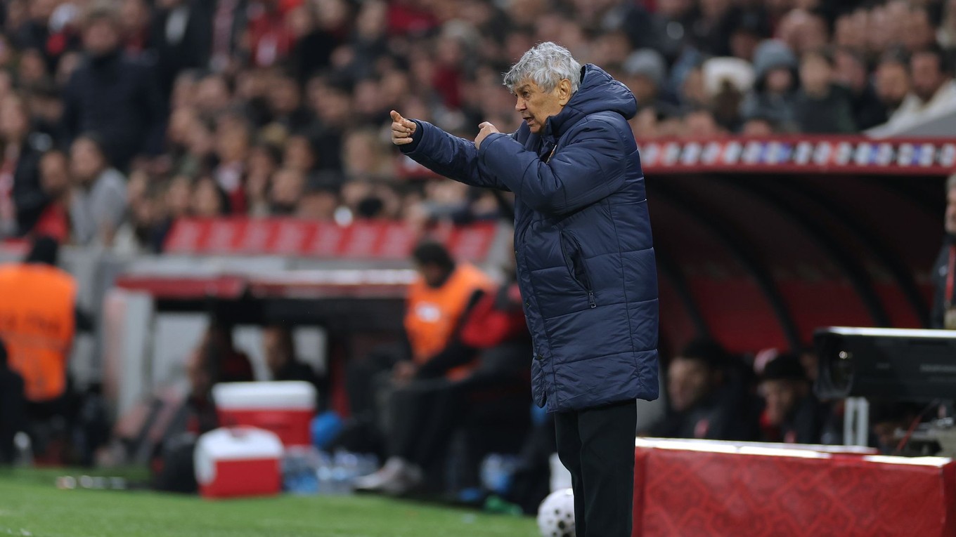 Tréner Rumunska Mircea Lucescu dáva pokyny počas semifinále európskej baráže MS 2026 Turecko - Rumunsko.