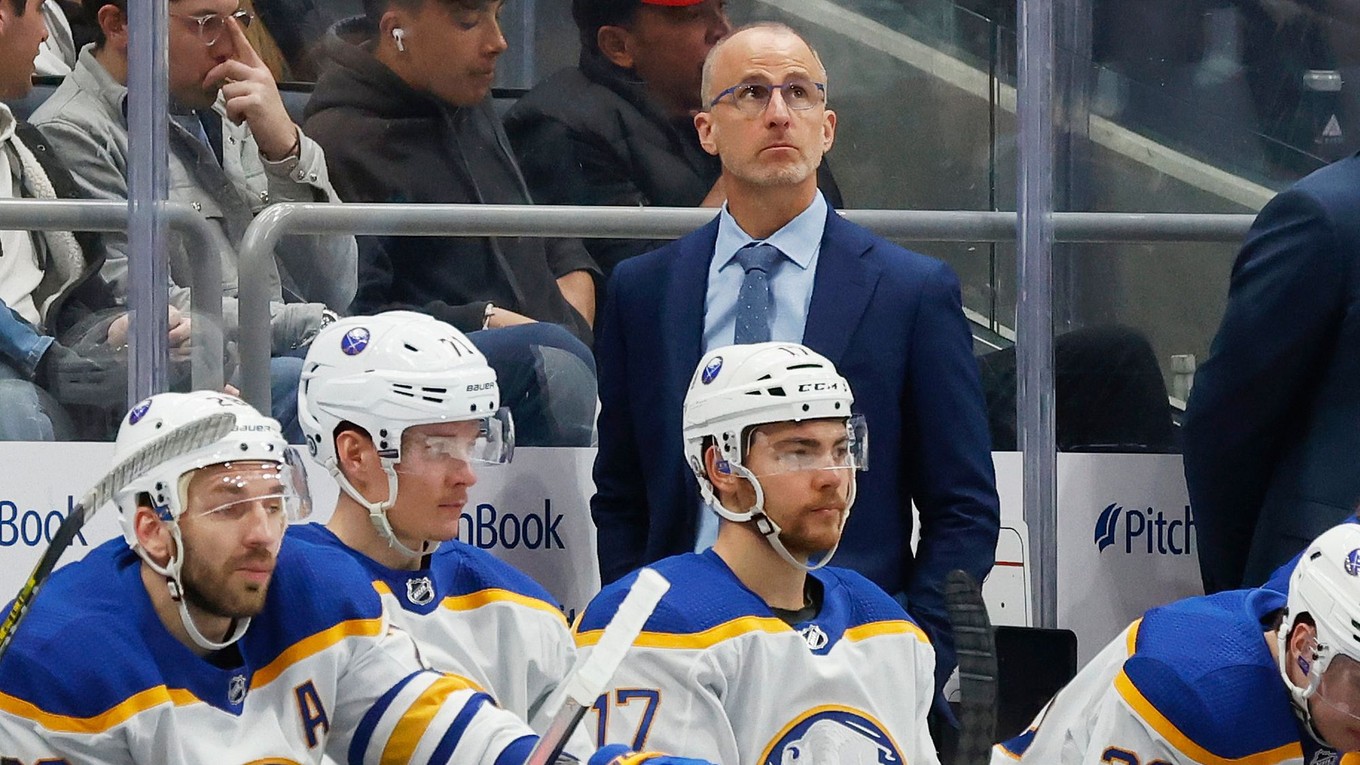 Na archívnej snímke zo 7. marca 2023 v Elmonte tréner Buffala Sabres Don Granato.