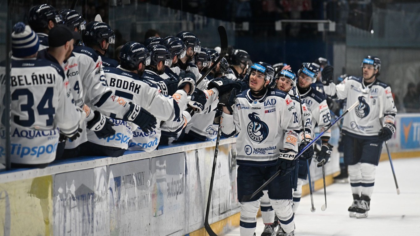 Vpravo hráč Popradu Alex Šotek sa teší z gólu počas prvého zápasu semifinále play off hokejovej Tipsport ligy medzi HK Nitra - HK Poprad.