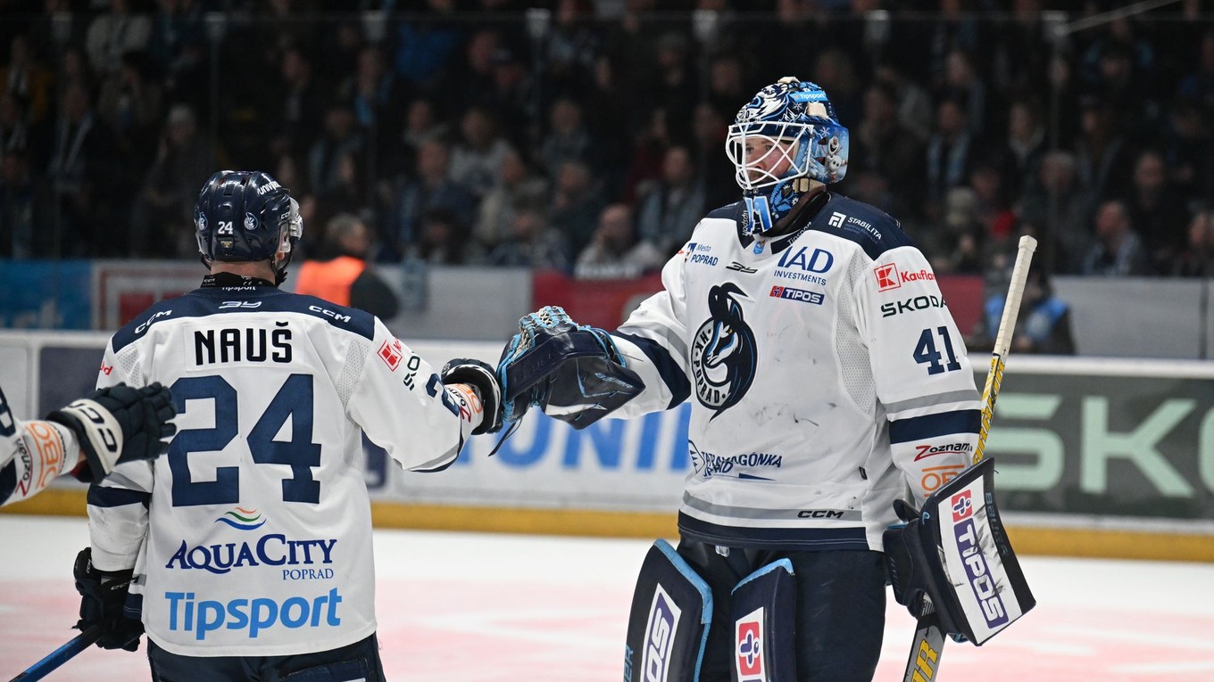 Na snímke hráči Popradu sa tešia z gólu, vľavo Aurel Nauš a brankár Tyler Parks počas prvého zápasu semifinále.