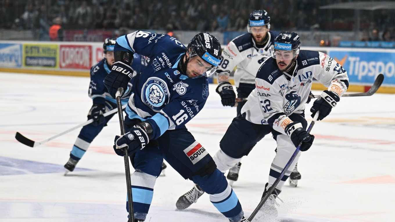 Na snímke vľavo hráč Nitry Marko Stacha a hráč Popradu Ryan Sproul počas prvého zápasu semifinále play off.