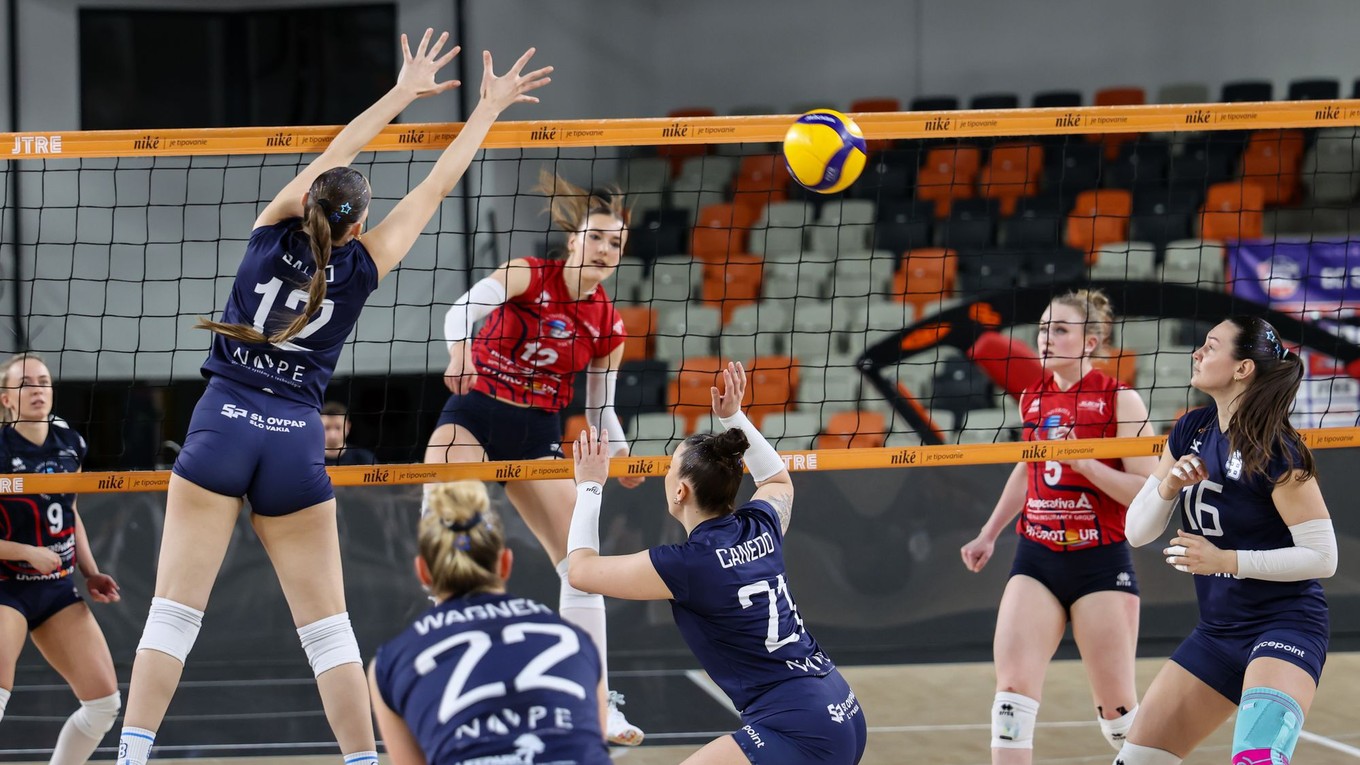 Na snímke uprostred Karolína Matalíková (Slávia EUBA).