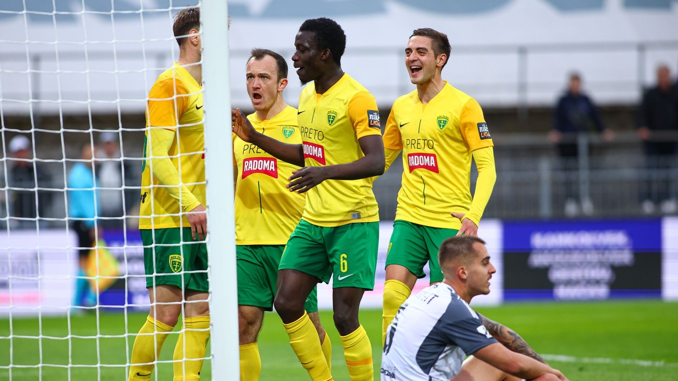 Hráči Žiliny sa radujú z gólu počas odvetného zápasu semifinále Slovnaft Cupu medzi FK Železiarne Podbrezová - MŠK Žilina. 