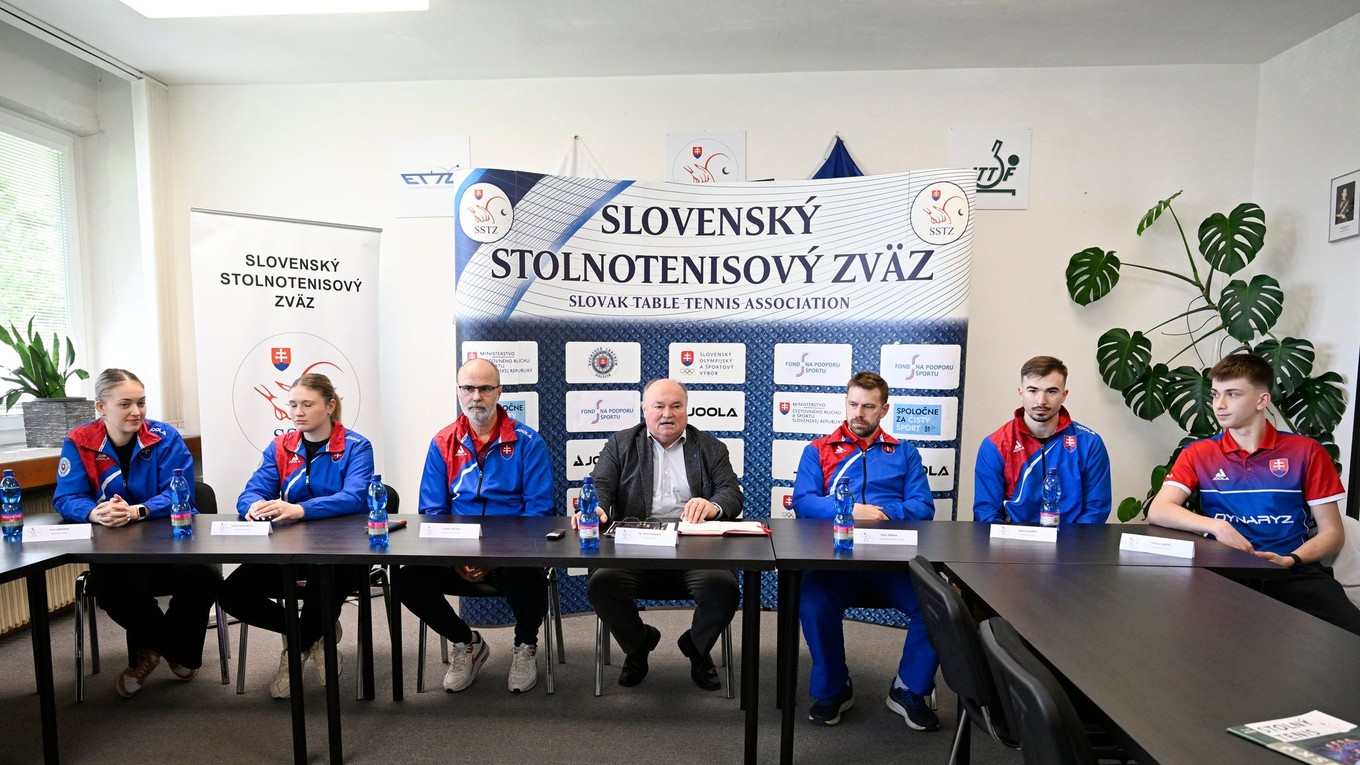 Na snímke zľava hráčky Ema Labošová, Tatiana Kukuľková, tréner ženskej reprezentácie v stolnom tenise Jaromír Truksa, predseda Slovenského stolnotenisového zväzu Anton Hamran, tréner mužskej reprezentácie Peter Šereda, hráči Adam Klajber a náhradník Samuel Arpáš.