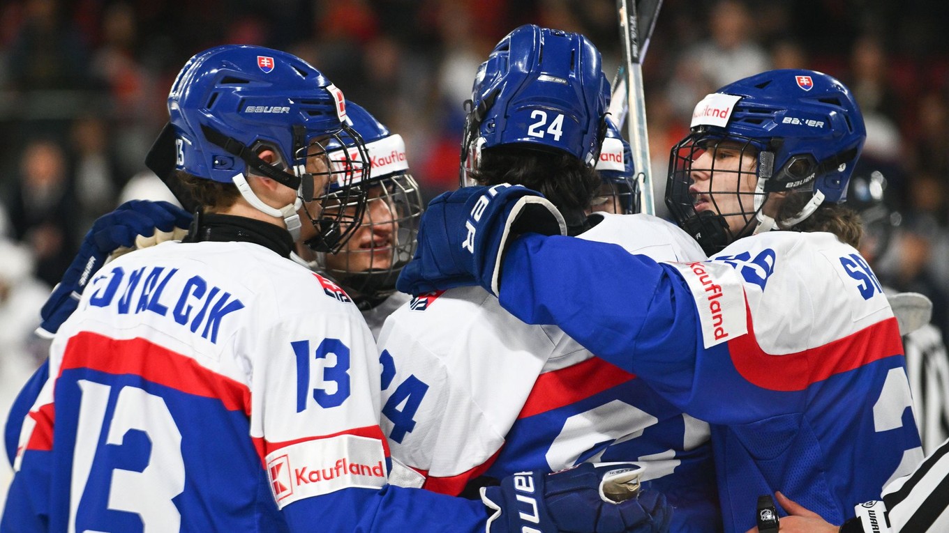 Na snímke hráči Slovenska sa tešia po druhom góle.