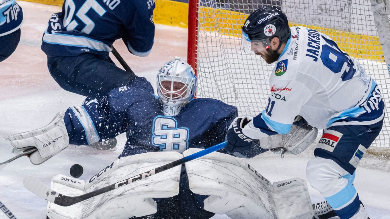 Brankár Henri Kiviaho (Slovan) v akcii  treťom zápase finále play off Tipsport extraligy HC Slovan Bratislava - HK Nitra.