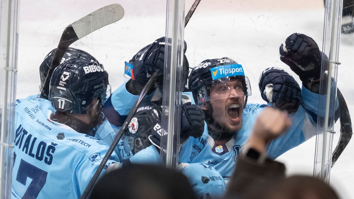 Vpravo sa raduje z gólu strelec Samuel Buček so spoluhráčmi (všetci Nitra) v 6. zápase finále play off hokejovej Tipsport extraligy medzi HC Slovan Bratislava - HK Nitra.