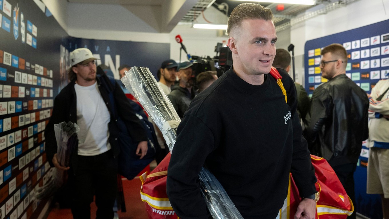 Slovenskí hokejoví reprezentanti sprava Martin Pospíšil a jeho brat Kristián Pospíšil prichádzajú na zraz reprezentácie.