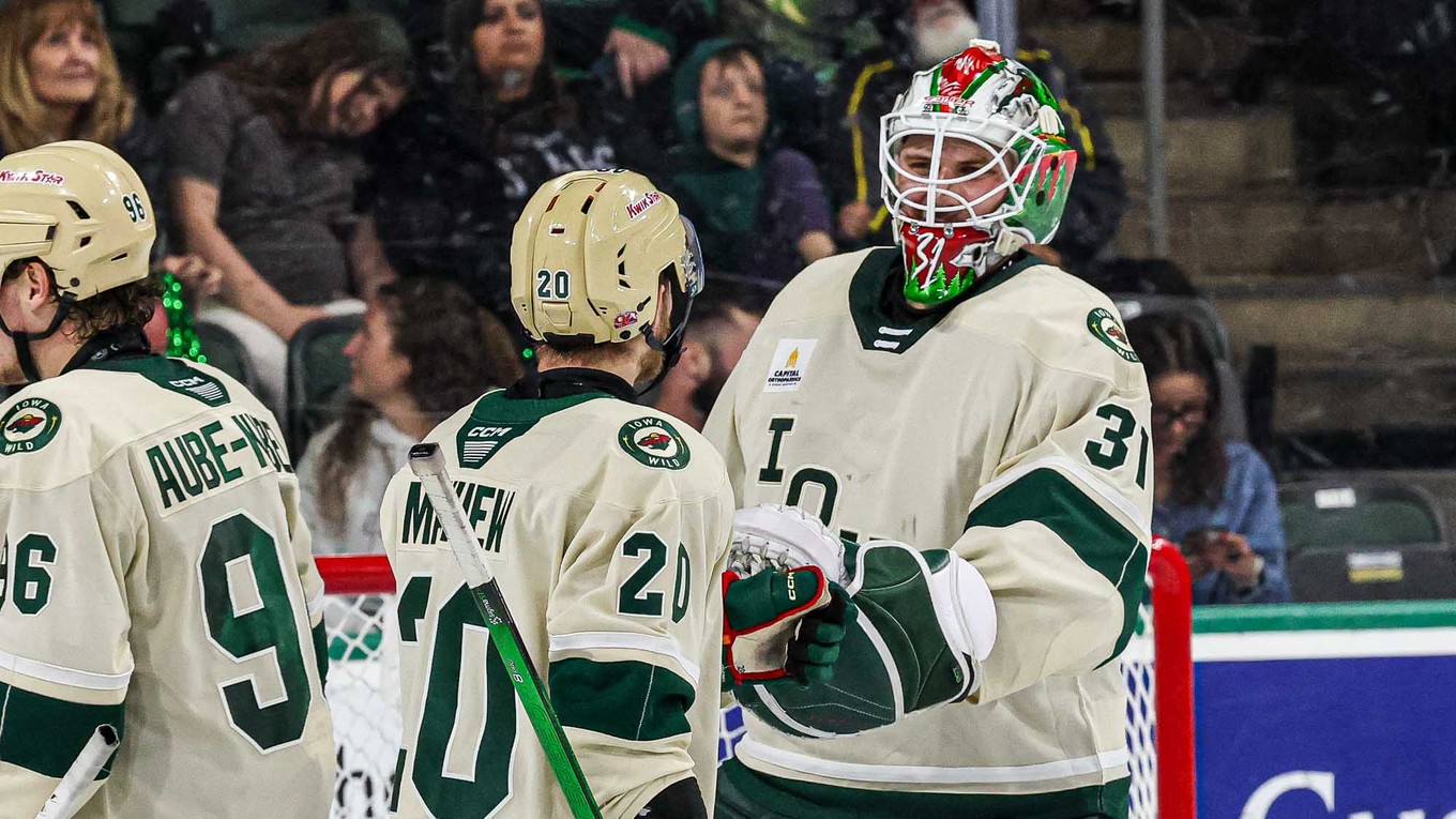 Samuel Hlavaj sa teší so spoluhráčmi po čistom konte a víťazstve.